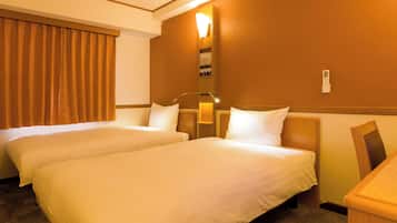 Cubrecamas, escritorio y espacio para trabajar con laptop