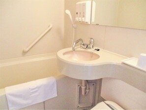 Combined shower/tub, free toiletries, slippers, electronic bidet