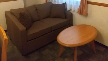 Una scrivania, postazione laptop, tende oscuranti, Wi-Fi