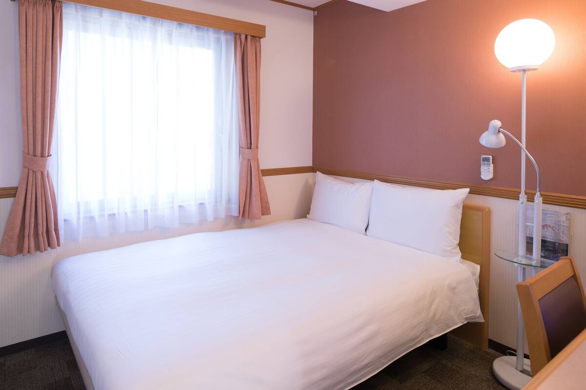 Desk, blackout drapes, WiFi, bed sheets