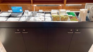 Un espace buffet proposant divers plats et un lecteur de cartes de crédit.