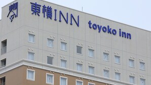 Un bâtiment portant l’enseigne « Toyoko Inn », ce qui indique qu’il s’agit d’un hôtel.