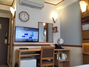 办公桌、免费 WiFi、床单