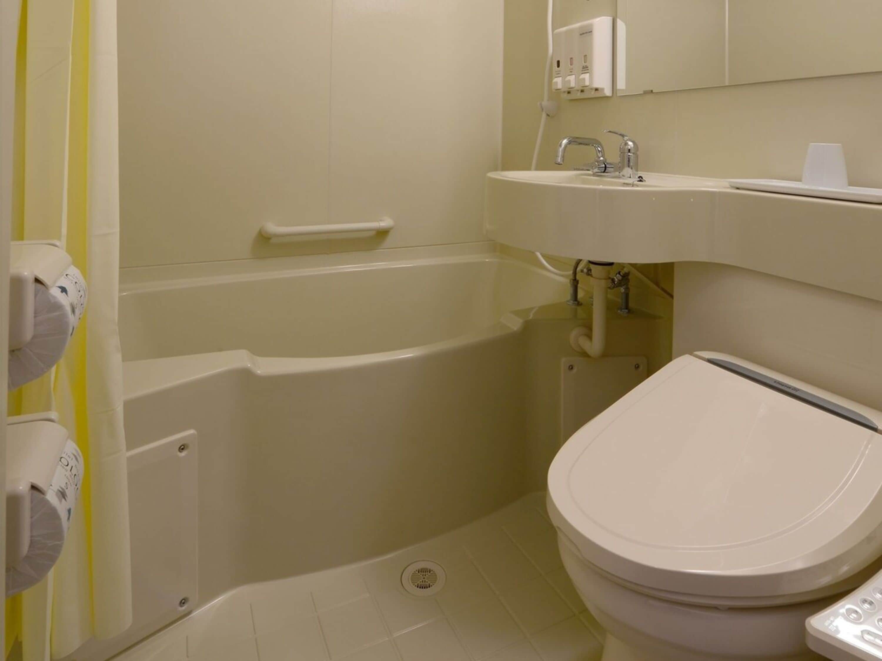 Un baño con bañera, inodoro y lavabo.