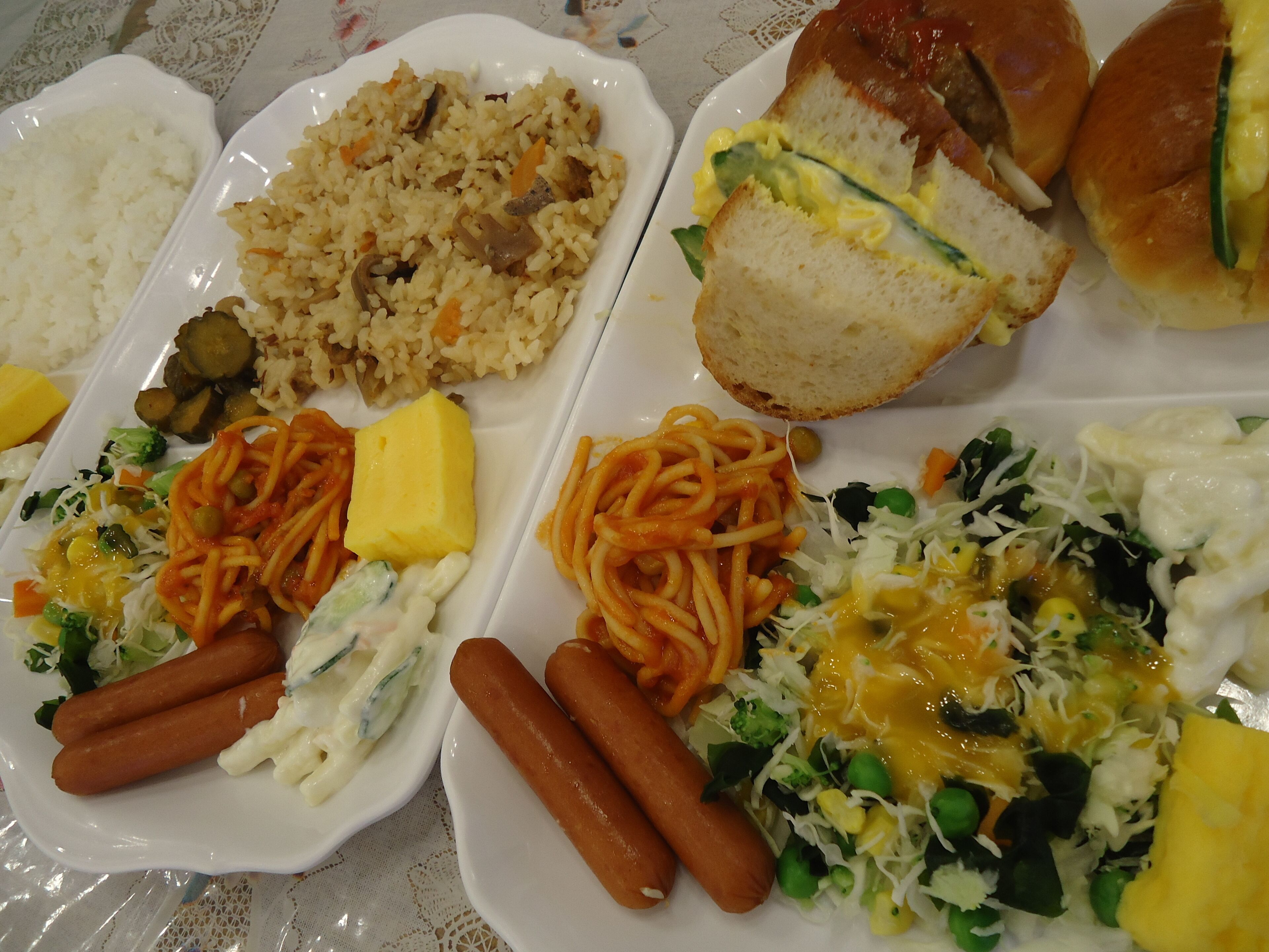 Un repas composé de riz, de pâtes et de saucisses.