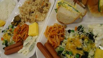Un repas composé de riz, de pâtes et de saucisses.