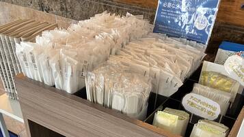 Verpakte items, waarschijnlijk toiletartikelen, in een winkel.