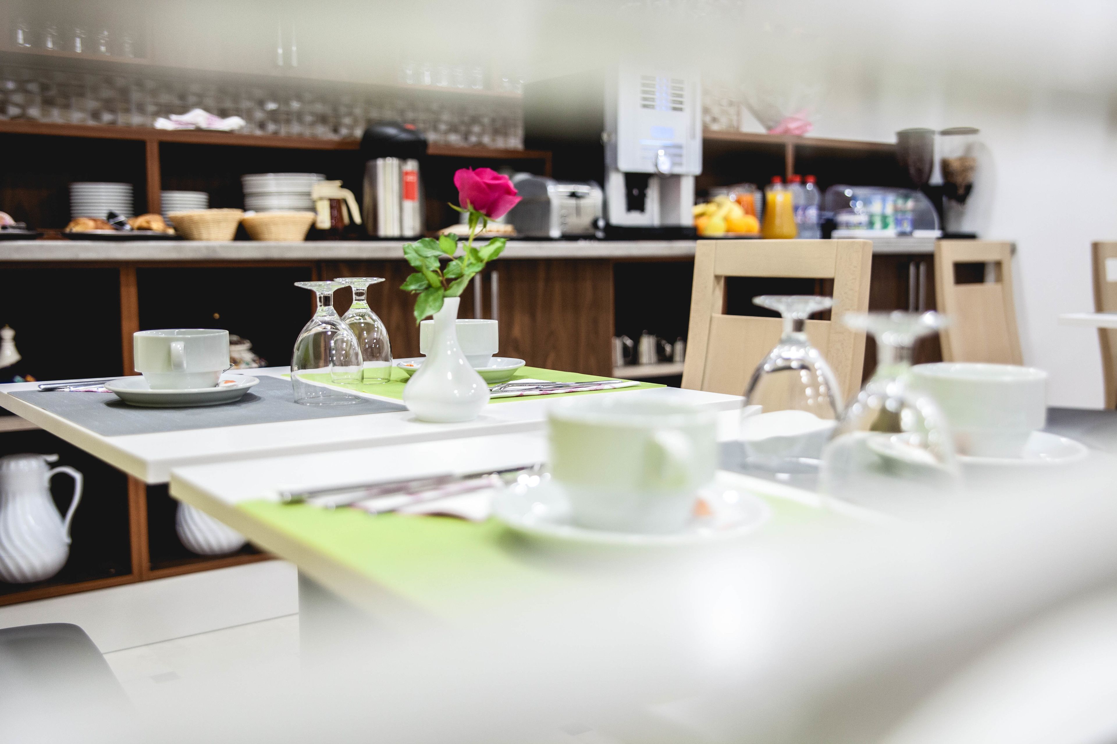 Daily buffet breakfast (DZD 700 per person)