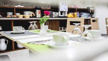 อาหารเช้าแบบบุฟเฟ่ต์ทุกวัน (DZD 700 ต่อคน)