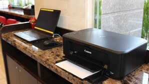 A reception desk with a laptop, a Canon printer, and a mouse. - Toyoko Inn Kawasaki Ekimae Isago (Kawasaki)