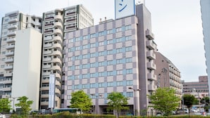 Un edificio de hotel con un cartel que indica que es un hotel.