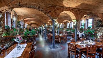 Se sirven comidas, cenas y cocina internacional