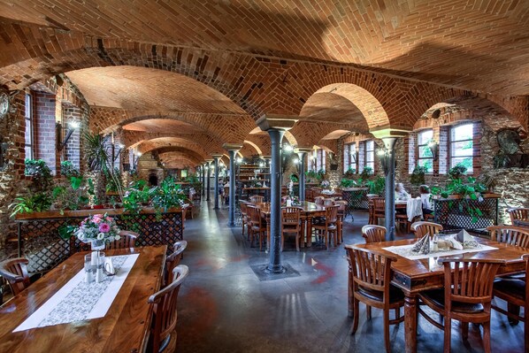 Lunch and dinner served, international cuisine - Hotel na Podzamczu (Tarnowskie Gory)