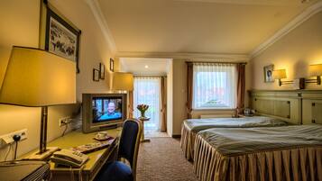 Habitación con 1 cama matrimonial o 2 individuales | Ropa de cama de alta calidad y caja de seguridad en la habitación