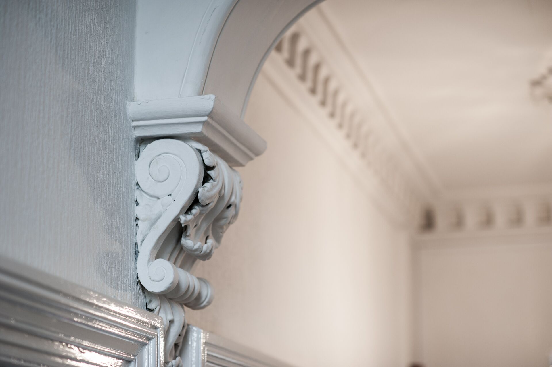 Ein Detail einer weißen Architektur mit spiralförmigem Design, Teil eines Gebäudes.