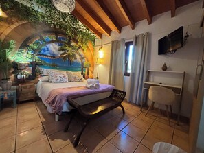 Minibar, decoración personalizada, muebles diferentes y escritorio 