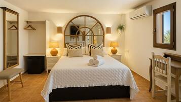Standard Double Room | Minibar, individually decorated, individually furnished, desk