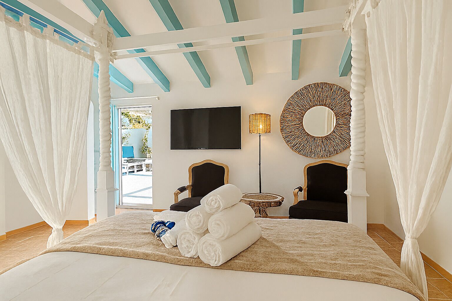 Deluxe Double Room | Minibar, individually decorated, individually furnished, desk