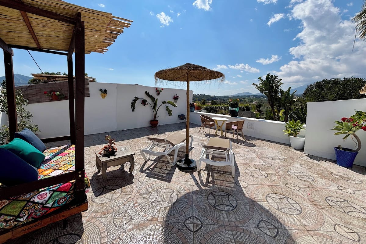 Deluxe Double Room | Minibar, individually decorated, individually furnished, desk