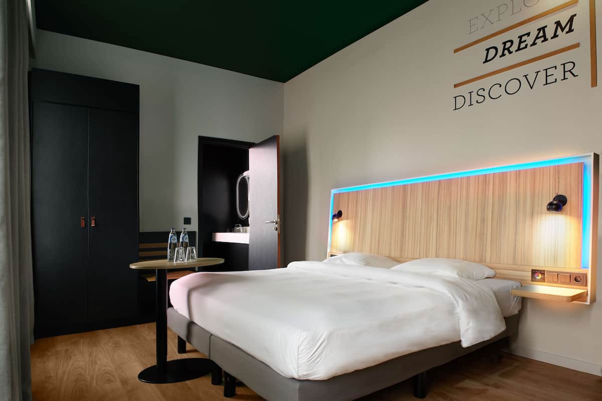 Premium bedding, in-room safe, desk, soundproofing