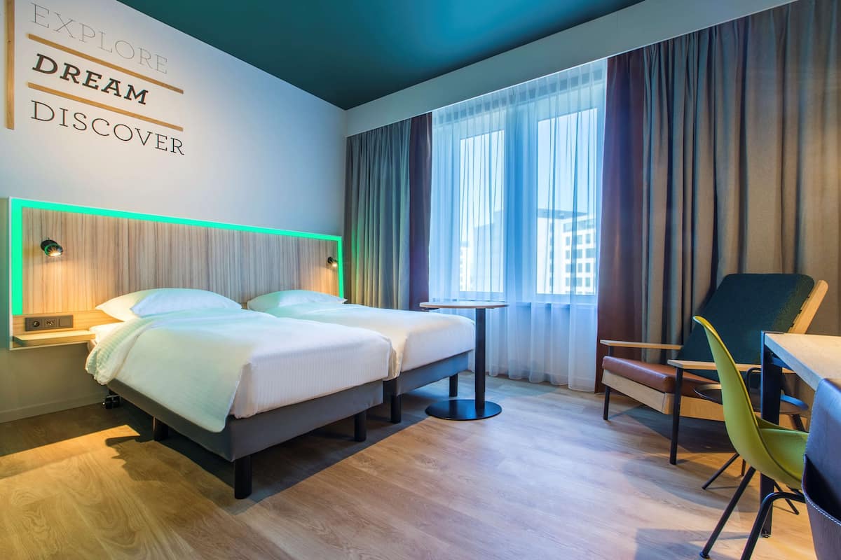 ห้องสแตนดาร์ด | เครื่องนอนระดับพรีเมียม, ตู้นิรภัยในห้องพัก, โต๊ะทำงาน, ห้องเก็บเสียง