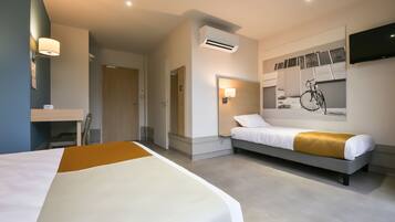 Een bureau, geluiddichte muren, een strijkplank/strijkijzer, gratis wifi