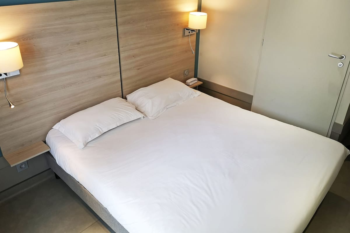 Small Double Room (12m²) | Desk, soundproofing, iron/ironing board, free WiFi