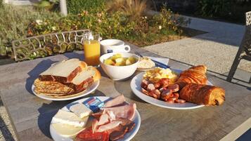 بوفيه فطور يوميًا مقابل رسوم