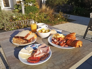 Petit déjeuner buffet (12 EUR par personne)