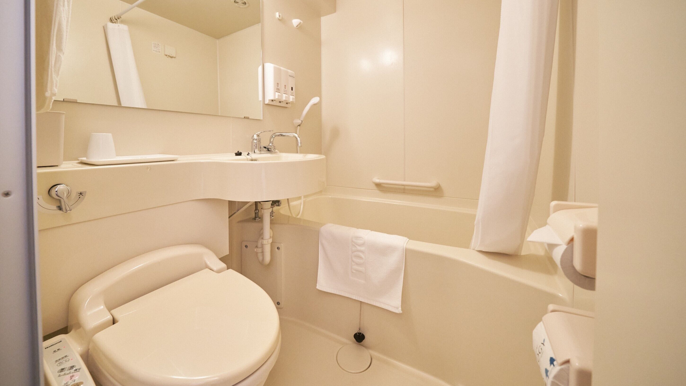 combined shower/bathtub, slippers, electronic bidet, towels