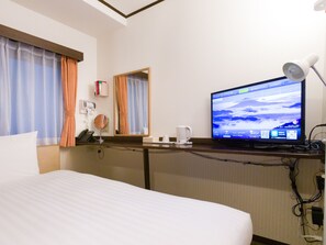 Desk, free WiFi, bed sheets - Toyoko Inn Shin Osaka Chuo Honkan (Osaka)