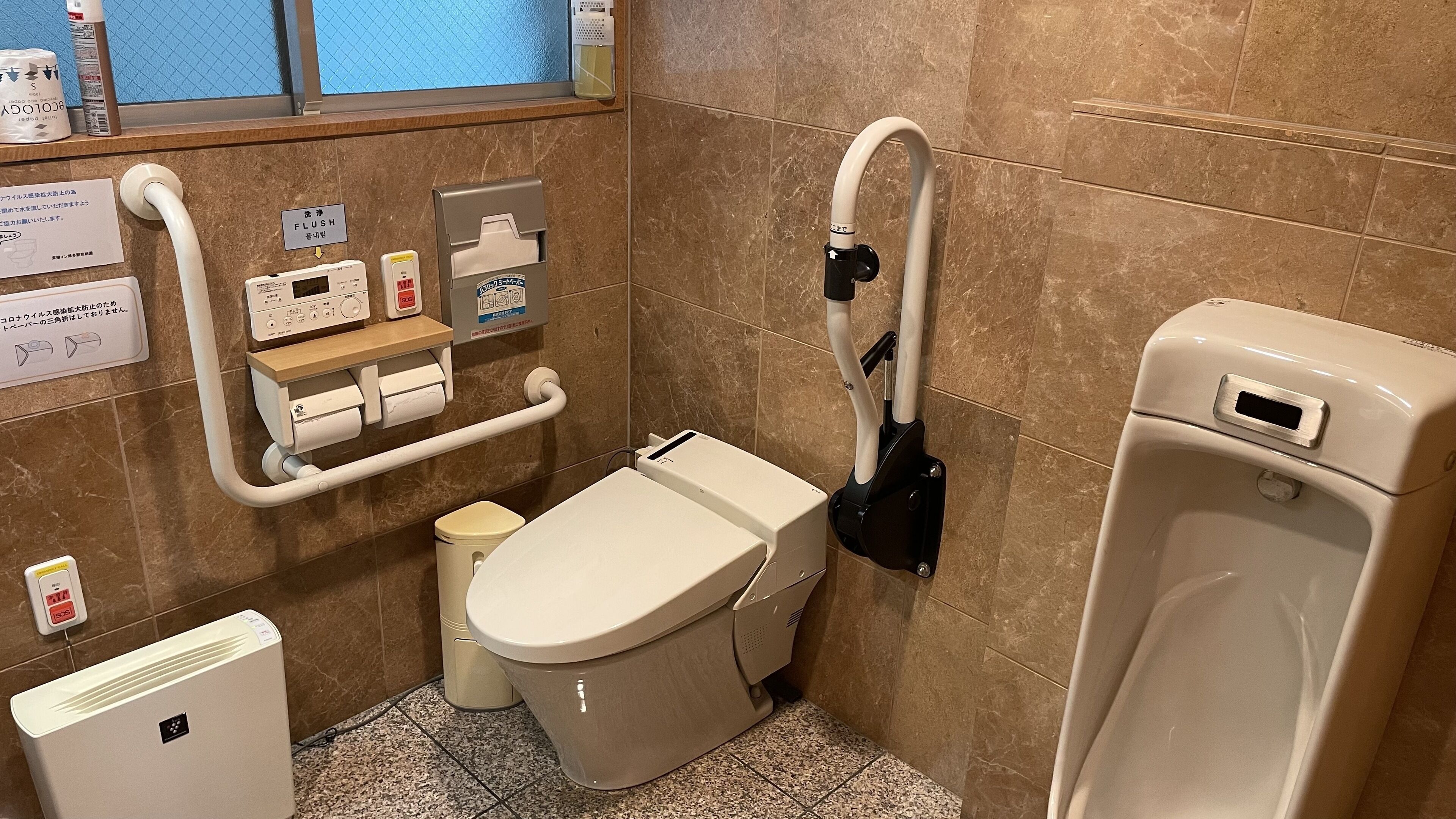 combined shower/bathtub, slippers, electronic bidet, towels