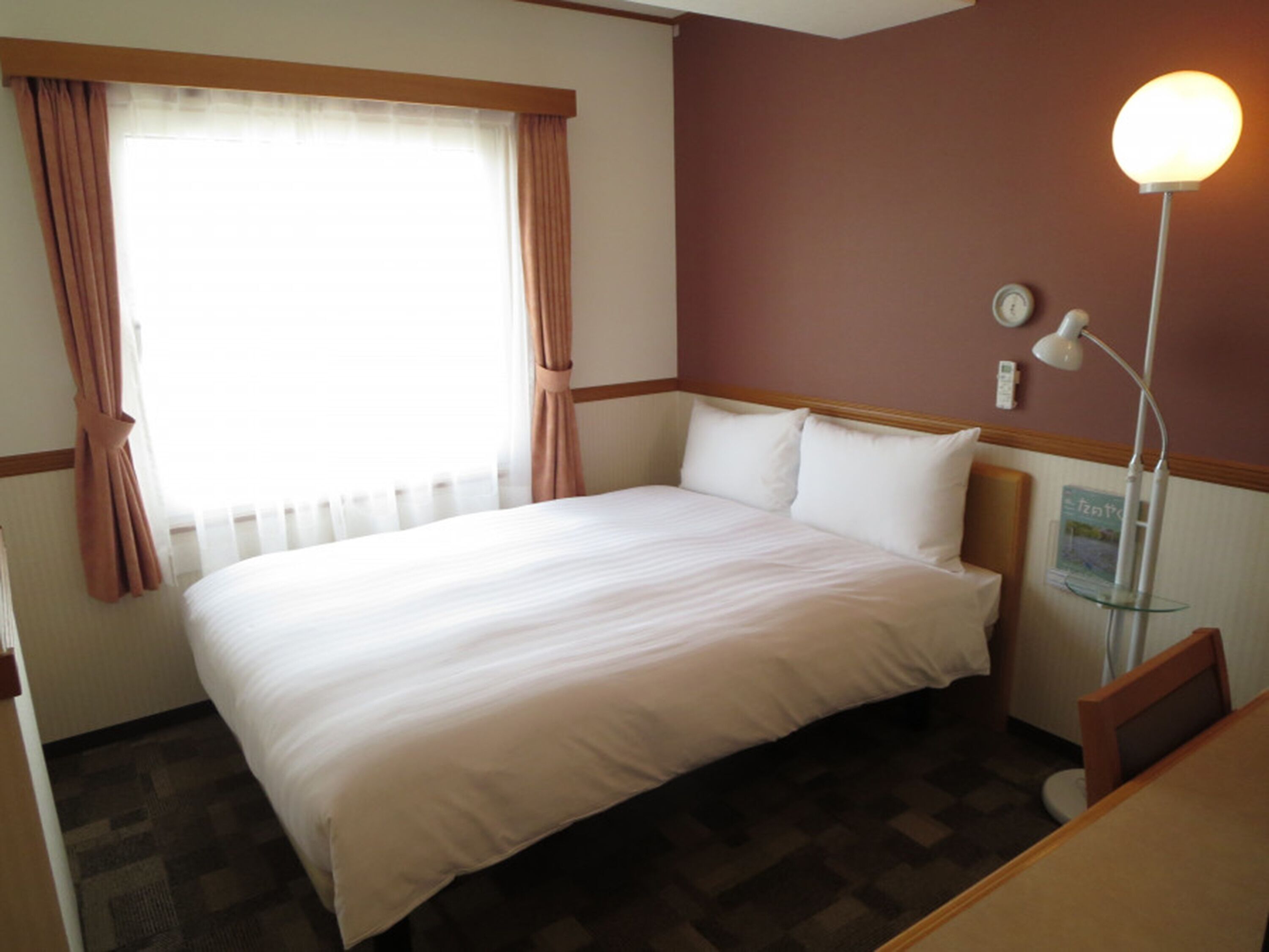 Bureau, espace de travail pour ordinateur portable, Wi-Fi gratuit