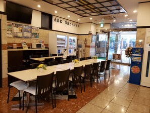 Lobby sitting area - Toyoko Inn Tokyo Kamata Higashi (Tokyo)