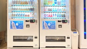 Two vending machines with a variety of drinks and snacks. - Toyoko Inn Chiba Ekimae (Chiba)