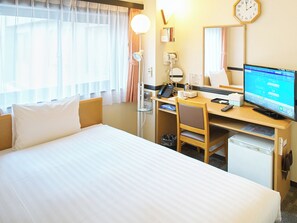 Una scrivania, Wi-Fi gratuito, lenzuola