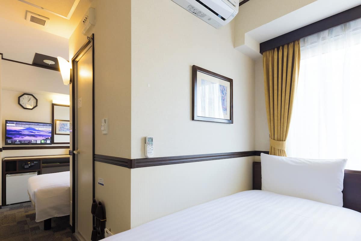 Desk, WiFi, bed sheets, wheelchair access