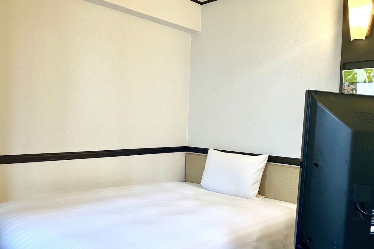 Escritorio, wifi gratis, ropa de cama