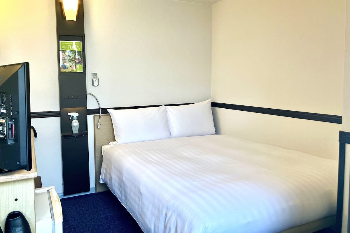 Escritorio, wifi gratis, ropa de cama