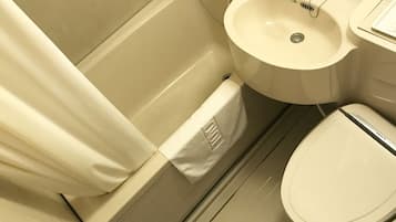 Ducha y bañera combinadas y artículos de higiene personal gratuitos