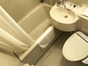 Ducha y bañera combinadas y artículos de higiene personal gratuitos