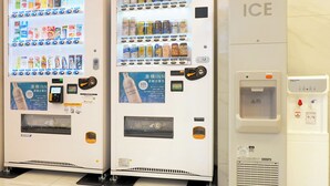 Zwei Getränkeautomaten und ein Eismaschine in einem öffentlichen Bereich.