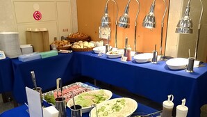 Ein reichhaltiges Buffet mit verschiedenen Speisen und Beilagen, darunter Salat, Fleisch und eine Auswahl an weiteren Gerichten.