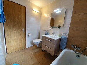 Apartment (4) | Bathroom | Hair dryer, towels