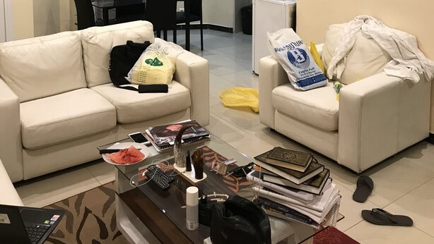 تلفزيون بشاشة مسطحة بحجم 140-سم يعرض قنوات تلفزيونية باشتراك مدفوع
