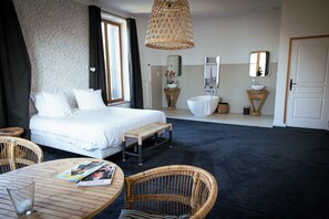 Habitación Deluxe doble | Ropa de cama de alta calidad y ropa de cama