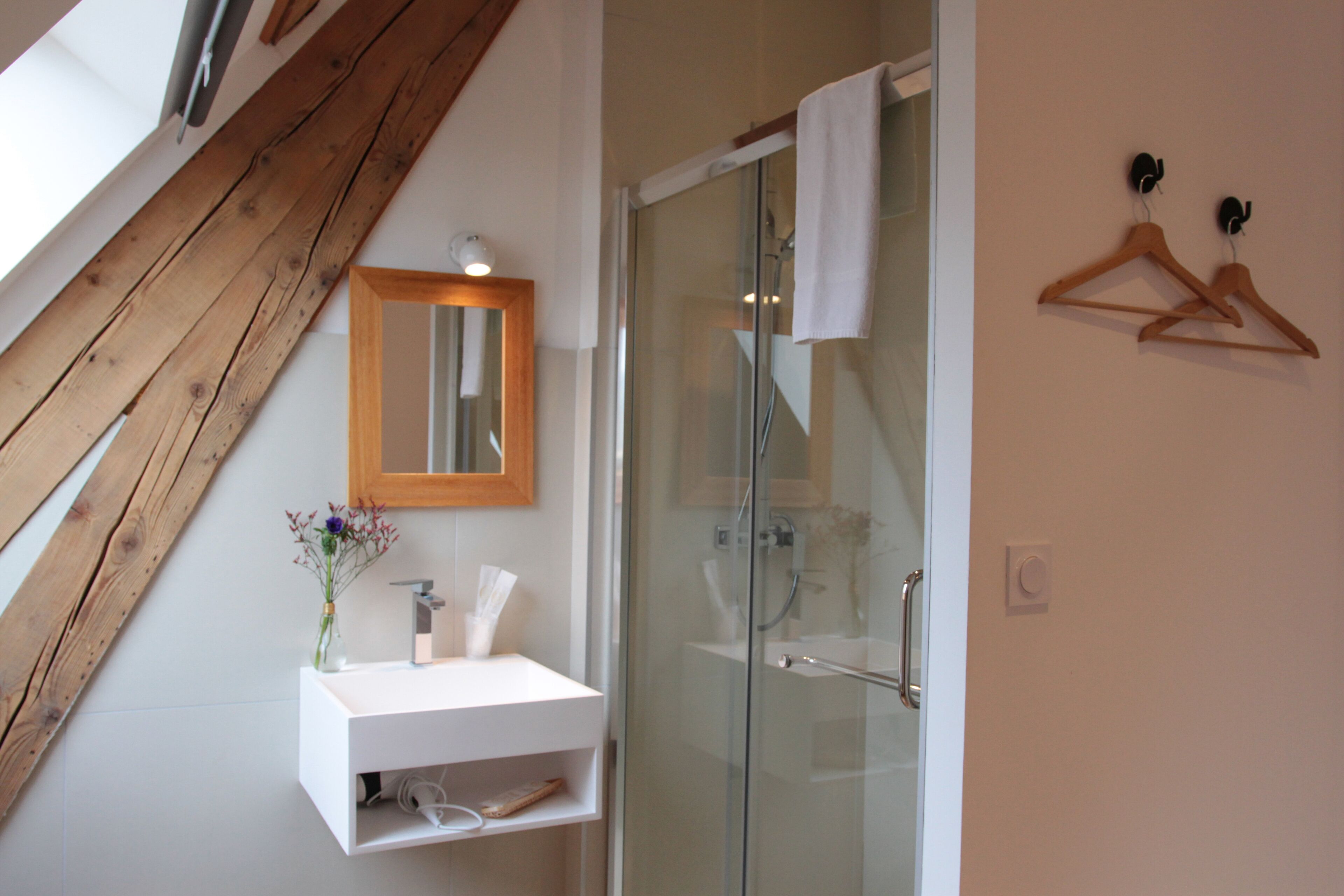 single room | bathroom | free toiletries, hair dryer, towels