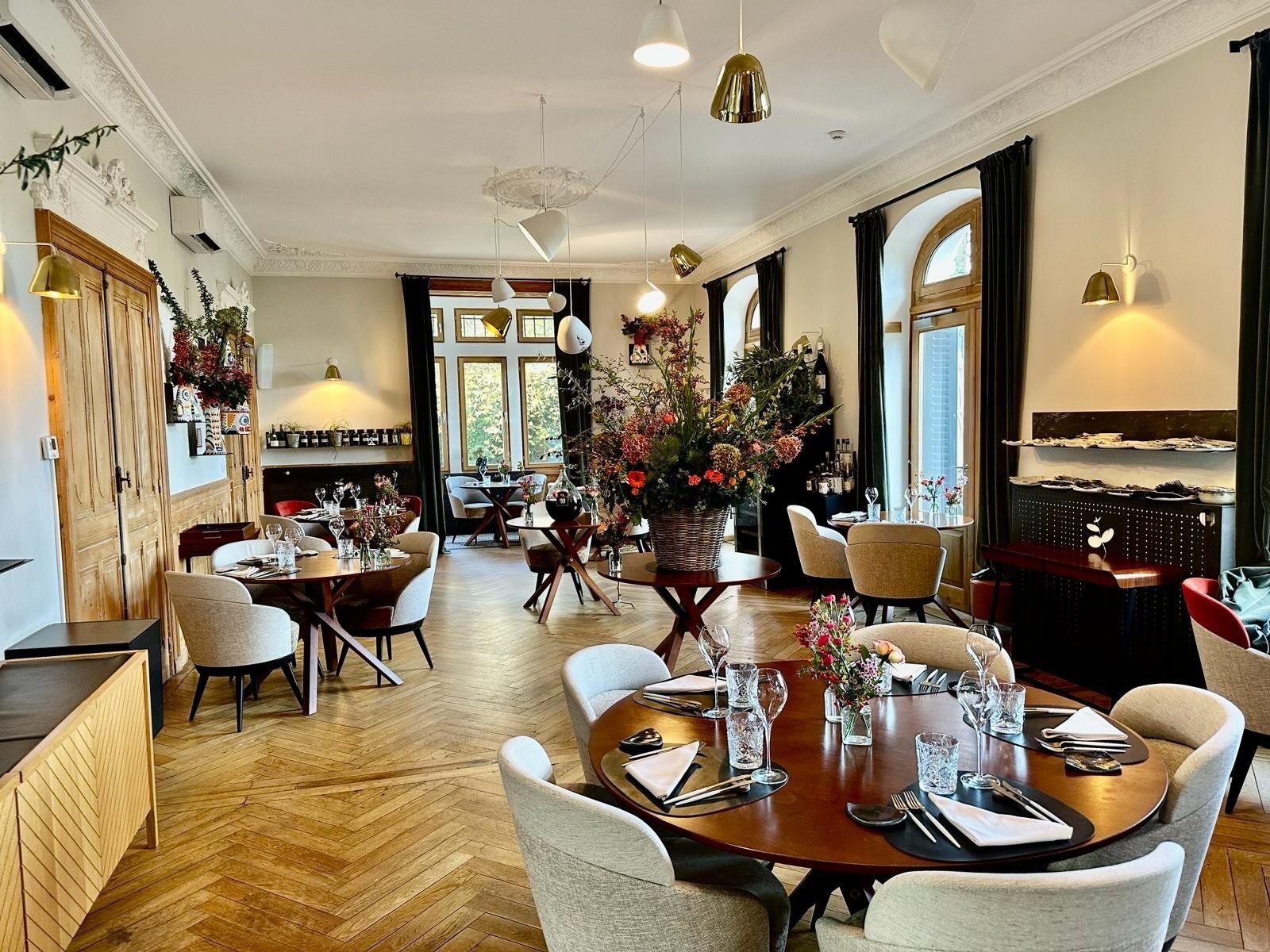 Déjeuner et dîner servis sur place, spécialités Cuisine française