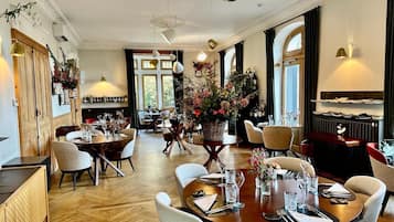 Lunsj og middag serveres, franske retter