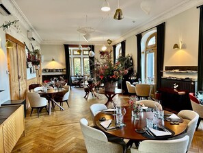 Se sirven almuerzos, cenas y cocina francesa 